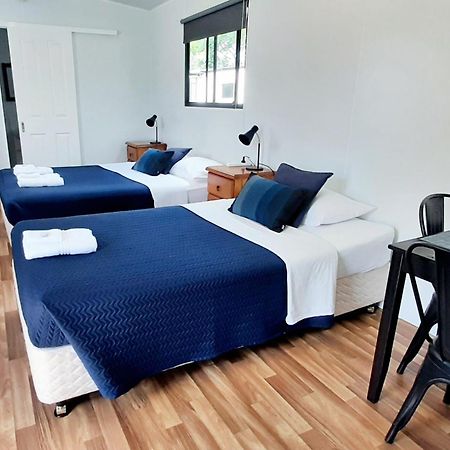 Mt Larcom Tourist Park Hotel Mount Larcom Szoba fotó