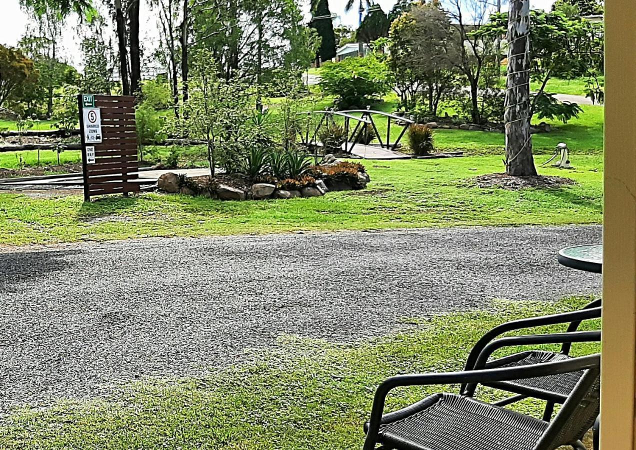 Mt Larcom Tourist Park Hotel Mount Larcom Kültér fotó