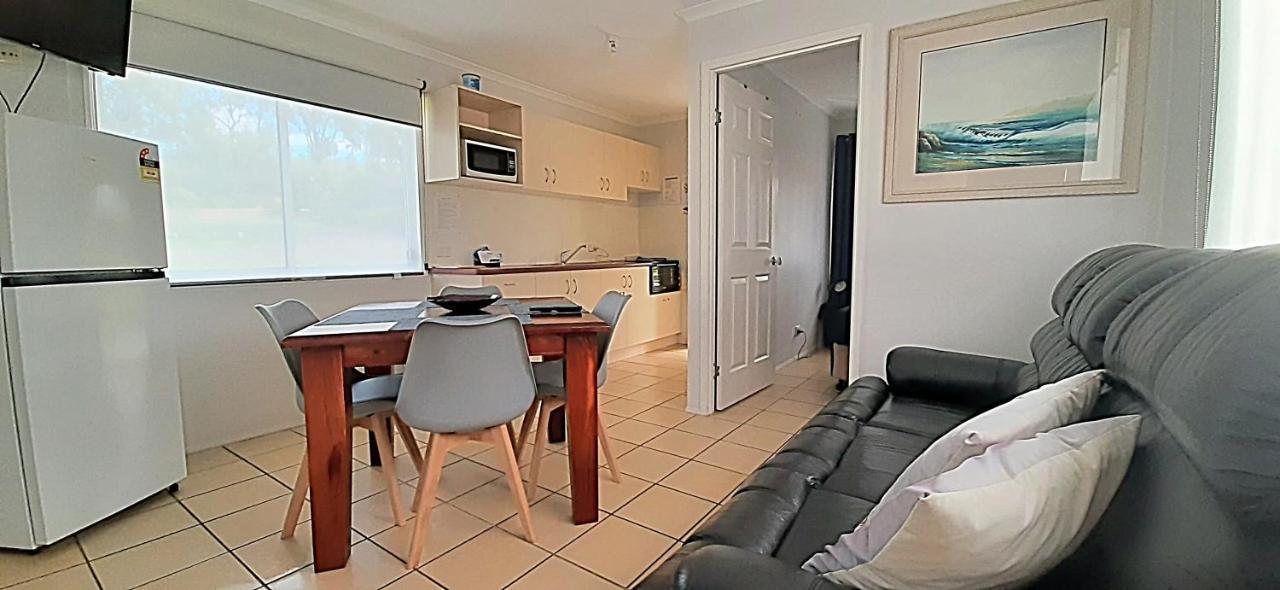 Mt Larcom Tourist Park Hotel Mount Larcom Kültér fotó
