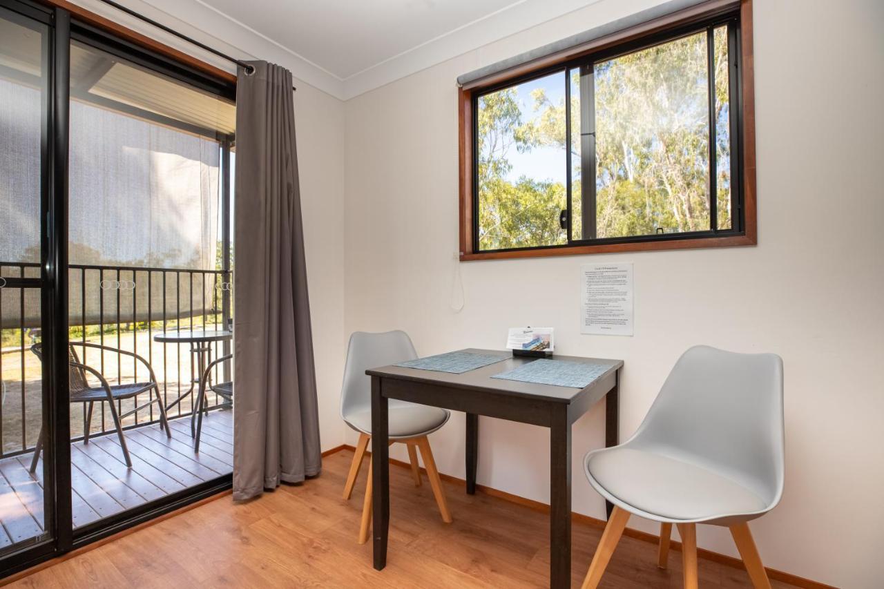 Mt Larcom Tourist Park Hotel Mount Larcom Kültér fotó