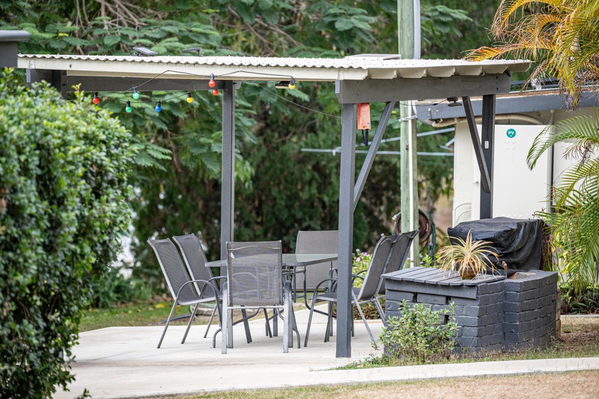 Mt Larcom Tourist Park Hotel Mount Larcom Kültér fotó
