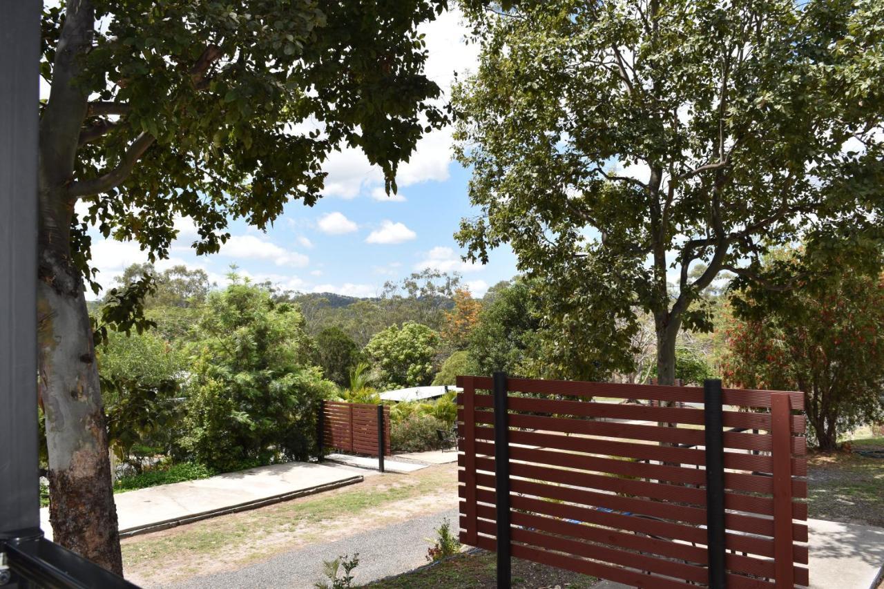 Mt Larcom Tourist Park Hotel Mount Larcom Kültér fotó