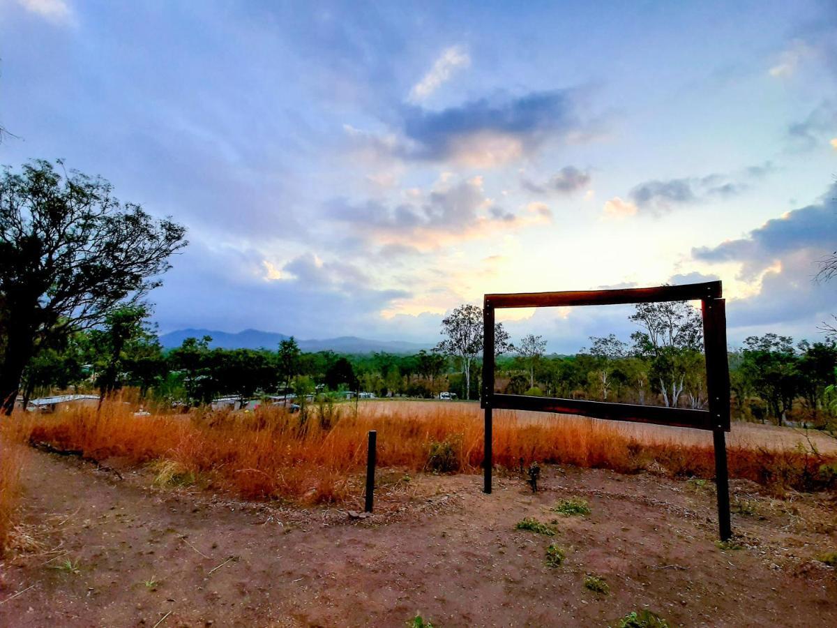 Mt Larcom Tourist Park Hotel Mount Larcom Kültér fotó